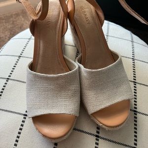 Size 7 Old Navy cream wedges